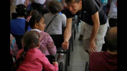 Integrantes del Convoy Nuestra América visitaron la Escuela Especial para niños sordos e hipoacúsicos René Vilches Roja.