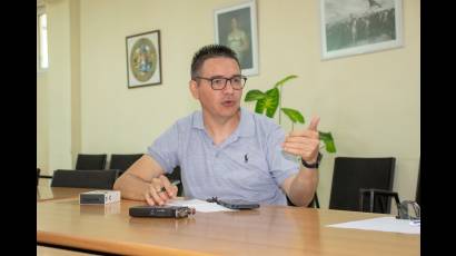 El periodista, editor y subdirector editorial, Yurisander Guevara, ganó MENCIÓN en los premios ramal y nacional de periodismo por la obra de 2025.