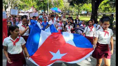Infantes camagüeyanos coparon el histórico Casino Campestre durante la tradicional marcha en saludo al Día de los Trabajadores
