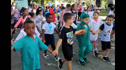 Infantes camagüeyanos en la marcha pioneril en saludo al Día Internacional de los Trabajadores
