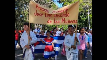 Infantes camagüeyanos en la marcha pioneril en saludo al Día Internacional de los Trabajadores