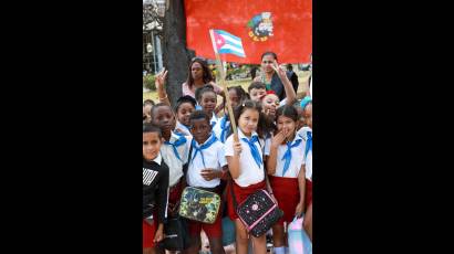 Pioneros cubanos.