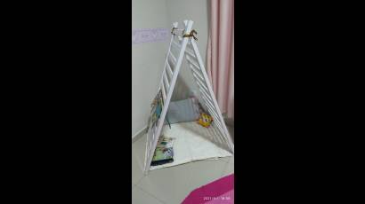 Para los niños, un rincón especial puede ser una tienda cónica o tipi de madera.