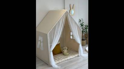 Para los niños, un rincón especial puede ser una tienda cónica o tipi de madera.