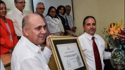 El Dr.C. Valentín Salvador Rodríguez Moya (D), recibe de manos del Dr. Roberto Morales Ojeda (I), Ministro de Salud de Cuba, el Gran Premio