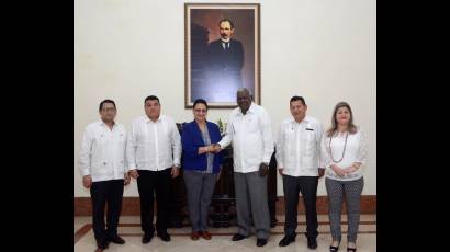 Presidente de la Asamblea Nacional, Esteban Lazo, se reúne con diputados salvadoreños en Cuba