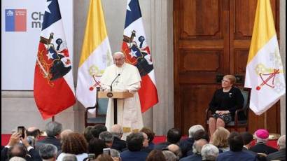 Papa Francisco pide perdón por daño causado por miembros del clero