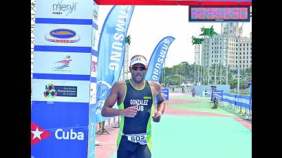 En la 3ra. edición, el más experimentado de los triatletas cubanos recorrió 1,9 kilómetros a nado, 90 en bicicleta y 21 de carrera en 3:56.12 horas, e impuso récord en el evento habanero.