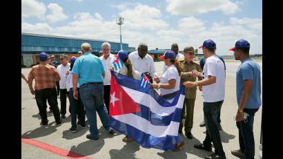 Felicitó Raúl a la delegación cubana que asistió a la VIII Cumbre de las Américas