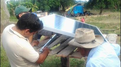 Las comunidades se sumaron a la instalación de los módulos con mucha alegría.jpg