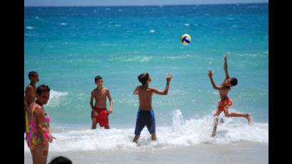 Jóvenes disfrutan del verano en Cuba