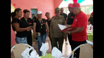 El General de Cuerpo de Ejercito Ramón Espinosa Martín recorre, junto a floridanas y floridanos, el atractivo Bulevar, viejo anhelo de esta ciudad.