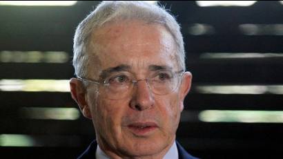 Álvaro Uribe solicita retener su carta de renuncia