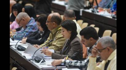 Diputados cubanos reciben información de los ministros de economía y agricultura