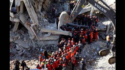 Labores de rescate y salvamento en Turquía tras terremoto.