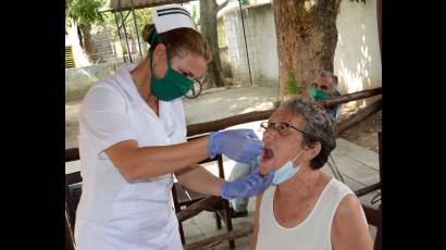 La abuela Consuelo Yero Rivero de 74 años, agradeció el gesto: «Este medicamento mantiene con fuerza mis defensas», dijo