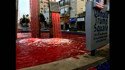 En la localidad israelí de Petah Tikwa, el agua de la fuente de la plaza Donald Trump se tiñó de rojo en protesta contra la inminente anexión