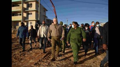 El Presidente cubano constató el tema de la construcción de viviendas en la comunidad habanera  Miraflores, del municipio Boyeros