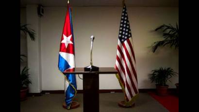 banderas de Estados Unidos y Cuba