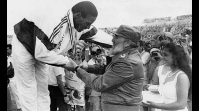 Fidel Castro entrega medalla a Javier Sotomayor en los Panamericanos de  La Habana 91.