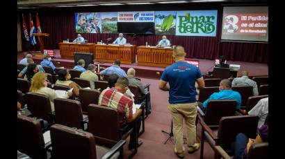 Miguel Díaz-Canel Bermúdez dialoga con secretarios de Partido en la provincia de Pinar del Río