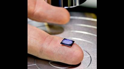 Presentan microchip más pequeño