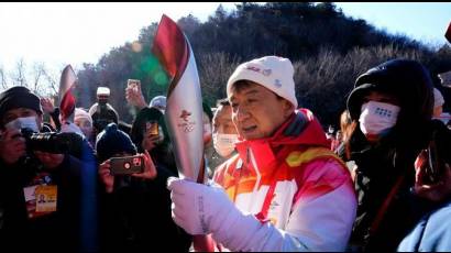 El actor hongkonés Jackie Chan con la llama olímpica