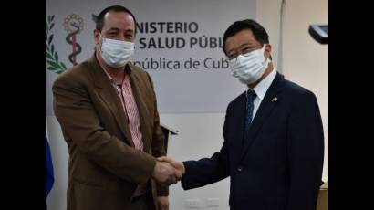 El Dr. José Angel Portal Miranda, ministro de Salud Pública (I) junto al embajador de Japón en Cuba, Hirata Kenji