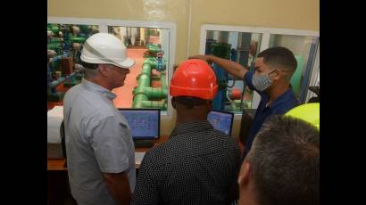 El Presidente cubano recorrió las centrales termoeléctricas