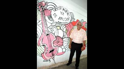 Uno de los murales más efímeros que hemos creado lo hicimos en el Pabellón Cuba, convocados por la Uneac. De las manos de Adán surgió la idea de dejar plasmada la contundente frase que expresara Formell en el Concierto por la Paz, realizado en la Plaza de la Revolución en el año 2009. Días después el fotógrafo Kaloian dejaba constancia con esta imagen.