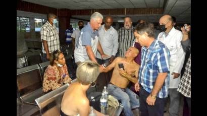 Díaz-Canel y Marrero acudieron al hospital universitario clínico quirúrgico Comandante Faustino Pérez, de la capital yumurina, para conocer del estado de salud de víctimas del incendio. Allí orientó dar atención esmerada a los heridos y a sus familias, en especial a las de quienes se reportan como desaparecidas, y  brindarles toda la información que sea posible.