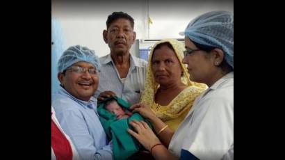 Chandravati, de 70 años, dio a luz a su primer hijo