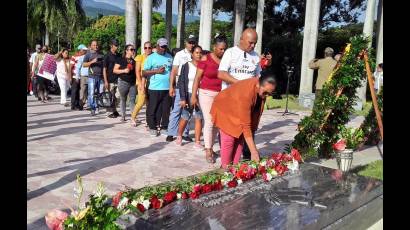 En vibrante peregrinación desde el centro del poblado de Cruce de los Baños hasta lo alto de la Loma de la Esperanza pobladores del Tercer Frente ratificaron que Juan Almeida sigue siendo inspiración