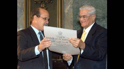 Rector de la Universidad de La Habana entrega a Chomy el título de Doctor Honoris Causa en Ciencias Biológicas (2007)