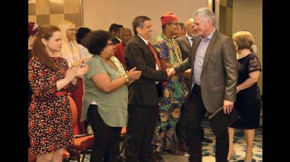 Durante el intercambio del Presidente Díaz-Canel con cubanos residentes en Argentina, se reafirmó el compromiso con la Patria y la lucha contra el bloqueo.