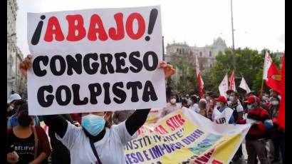 El descrédito político del congreso peruano es denunciado por las manifestaciones ciudadanas