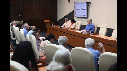 El Primer Secretario del Comité Central del Partido Comunista y Presidente de la República, Miguel Díaz-Canel Bermúdez, encabezó este martes, desde el Palacio de la Revolución, otro encuentro con expertos y científicos para temas de Salud.