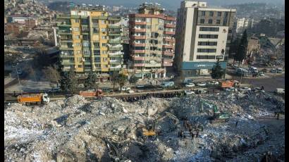 Asciende cifra de muertos por terremoto en Türkiye y Siria