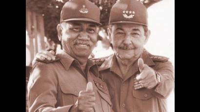 El comandante de la Revolución Juan Almeida Bosque (i) y el General de Ejército Raúl Castro (d)