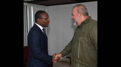 Manuel Marrero Cruz, primer ministro de Cuba, recibe al ministro de Estado angolano, Adão Francisco Correia de Almeida