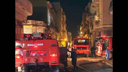 Bomberos acuden a sofocar incendio en Centro Habana