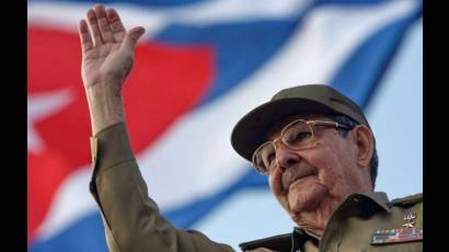 Presidente de Cuba felicita a Raúl Castro