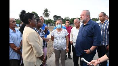 El Jefe de Gobierno llegó a Santiago de Cuba por el municipio Segundo Frente, donde fue recibido por autoridades gubernamentales y vecinos de la localidad