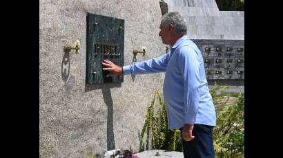 Díaz-Canel depositó flores en los memoriales de José Martí, Carlos Manuel de Céspedes y Mariana Grajales, y en la sencilla roca que guarda los restos mortales de Fidel.