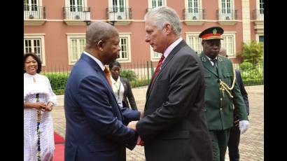 El Presidente cubano fue despedido en el Palacio Presidencial de Angola por su colega João Manuel Gonçalves Lourenço