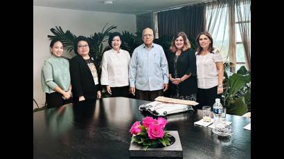 Ricardo Cabrisas recibió a las funcionarias tailandesas