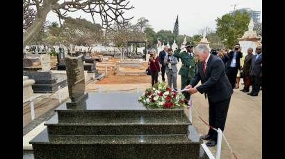 El Presidente cubano acudió al Cementerio del Alto de las Cruces, donde colocó un ramo de flores ante la tumba que por varios años acogió los restos mortales de quien fuera el primer jefe de la misión internacionalista cubana en aquellos aciagos días de la lucha contra el apartheid