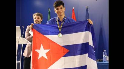 Mayito celebró con la bandera cubana haber sido el joven de mayor puntuación entre 49 talentos de Iberoamérica que participaron en la Olimpiada de Biología.