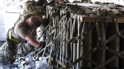 Militares cargan proyectiles de 155 mm para Ucrania en un avión 29 de abril de 2022, base Aérea de Dover