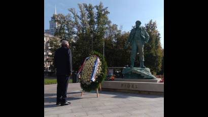 Lazo depositó una ofrenda floral en la estatua erigida en Moscú al líder de la Revolución cubana, Fidel Castro